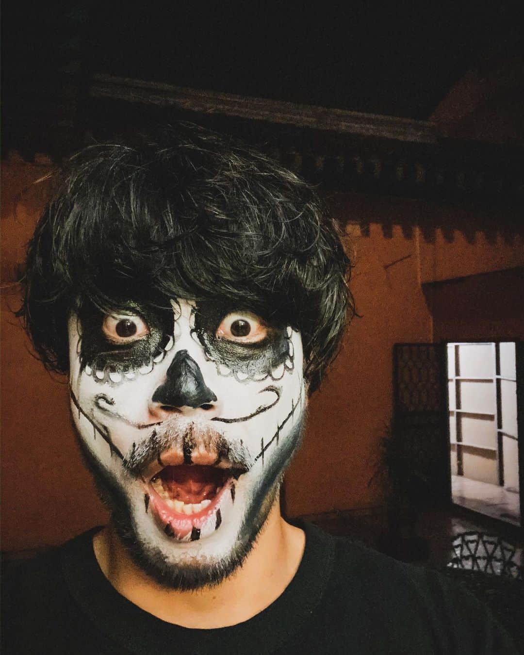 茂木夫婦のインスタグラム：「死者の日メイク💀 朝からホラーすまんw 2枚目の花凜ちゃんで許して ちなみにメイクは600円 . #死者の日メイク #死者の日 #メキシコ  #おっさん旅 #家族旅 #親子旅 #世界旅行」