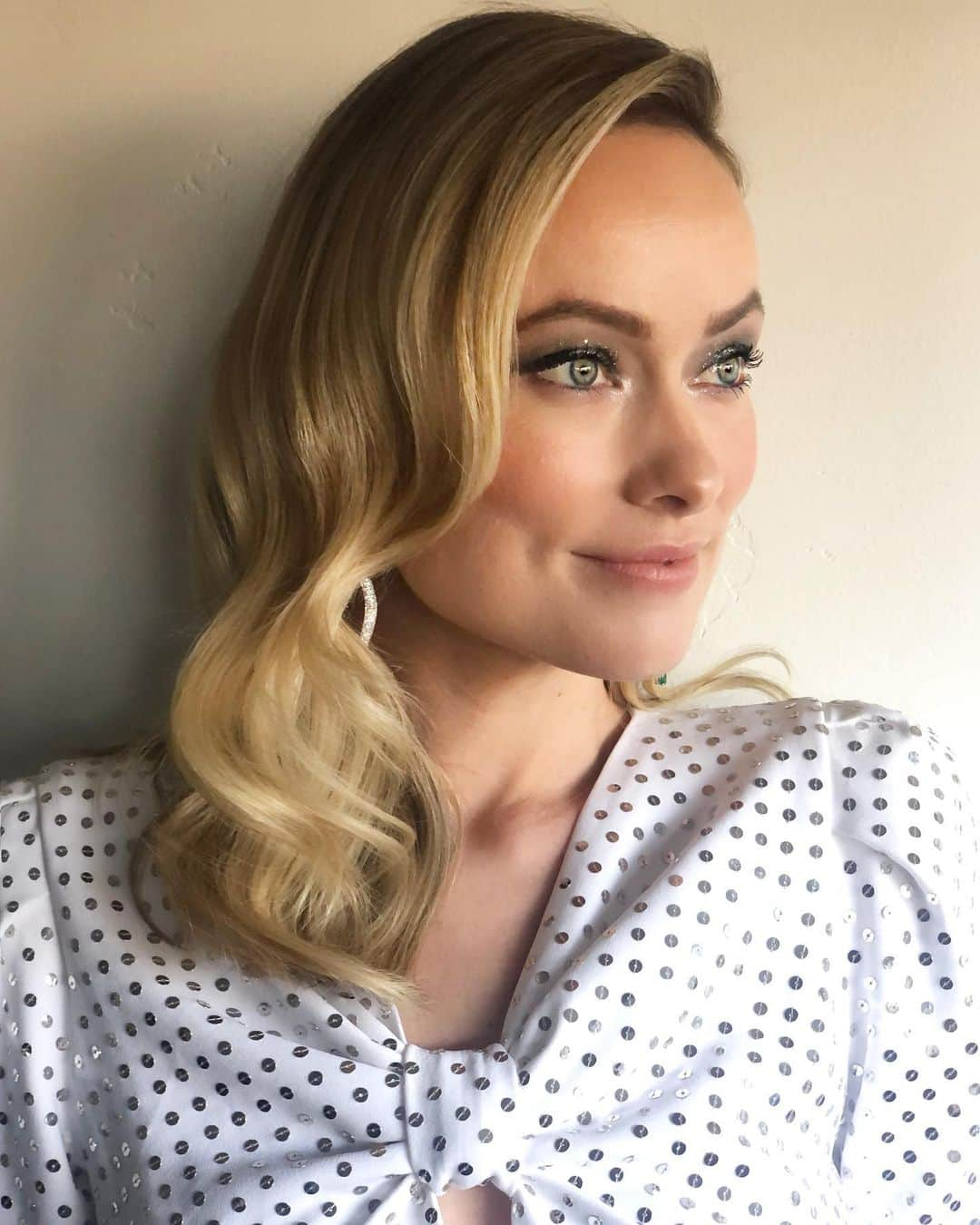 マラ・ロザックさんのインスタグラム写真 - (マラ・ロザックInstagram)「✨#OliviaWilde tonight with some sexy “lived in” Old Hollywood waves for the #HollywoodFilmAwards accepting her award for Badass Boss Director aka Breakthrough Director award! Hair Styled w @biolage R.A.W. #biolage #biolagepartner」11月4日 10時29分 - mararoszak