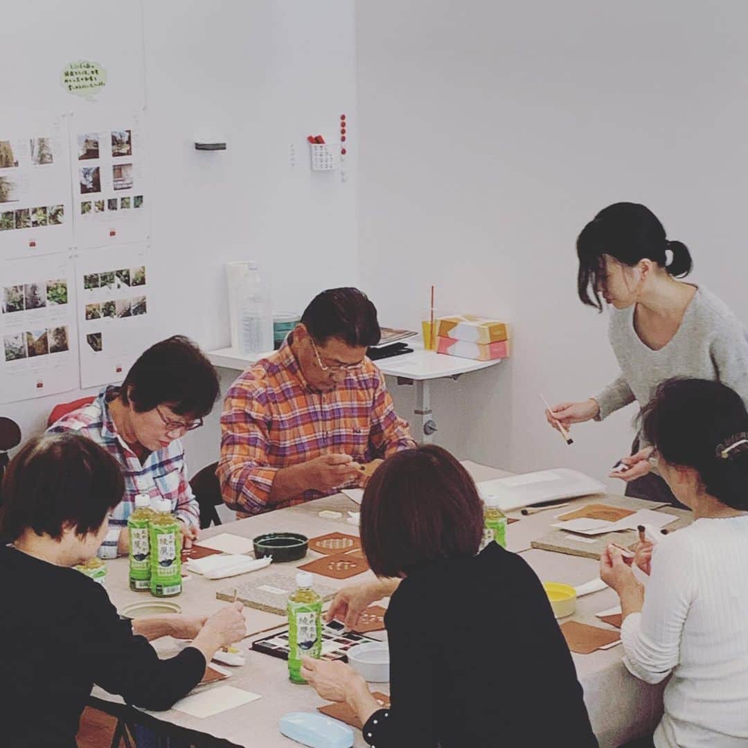 デザオ建設北野展示場のインスタグラム：「和えるさんコラボイベント最終回は和えるさんによる和紙の型染め体験です。皆さん想い想いの色と柄とで秋を咲かせておられます。 企画展 #和紙のある暮らし も同時開催しております #つなぐモデルハウスとこしえ  #もうすぐ一周年  #デザオ建設北野展示場  #上七軒 #デザオ建設 #DEZAO  #DsLABO #京都 #リノベーション #リフォーム  #リノベ #注文住宅  #家 #住宅 #建築 #暮らし #マイホーム#インテリア #デザイン #家づくり #木の家#和風モダン  #house」