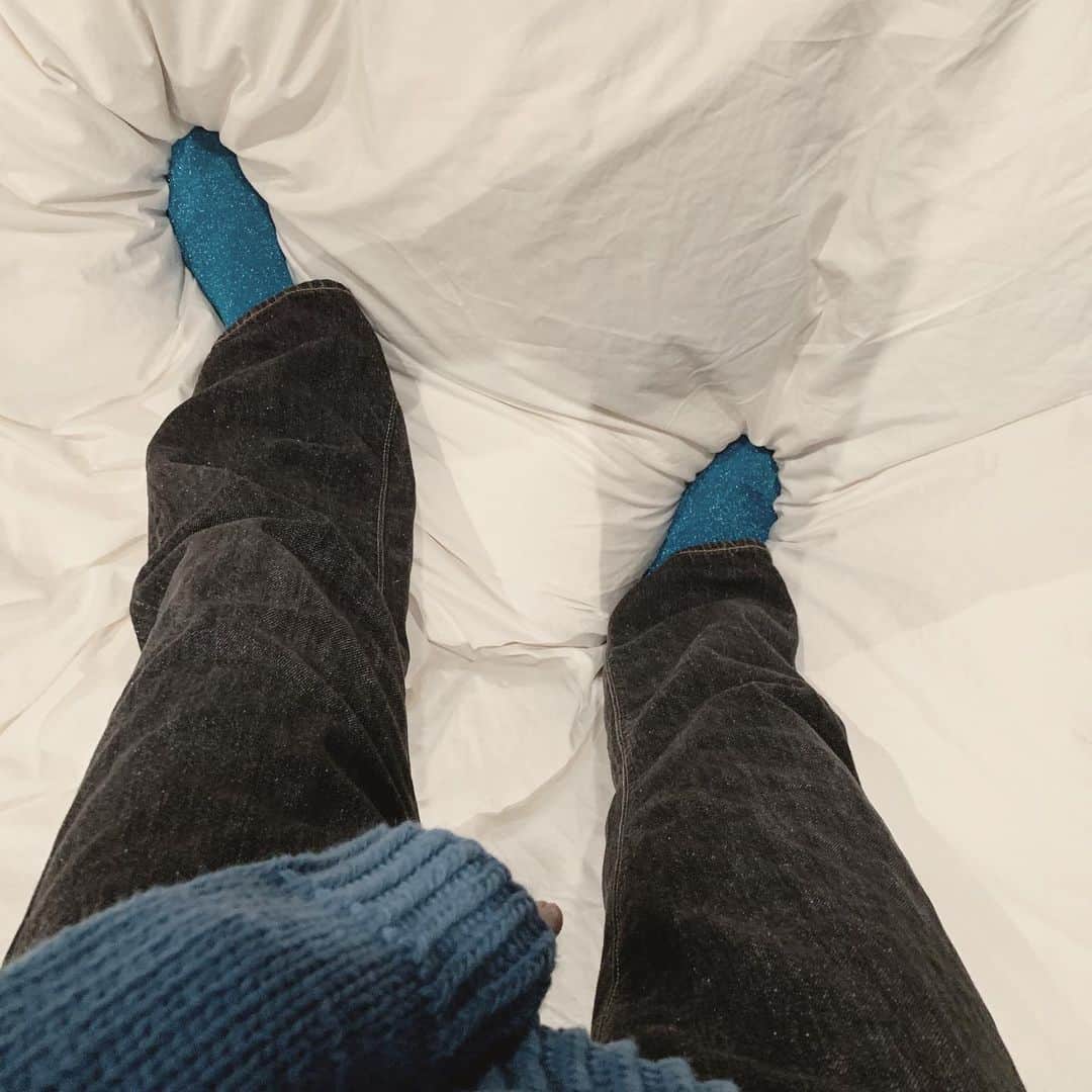 小谷実由さんのインスタグラム写真 - (小谷実由Instagram)「昨日青過ぎちゃった、ラメソックスコレクションの中でこの靴下だけ異彩を放っている🦕🦕🦕」11月4日 10時45分 - omiyuno