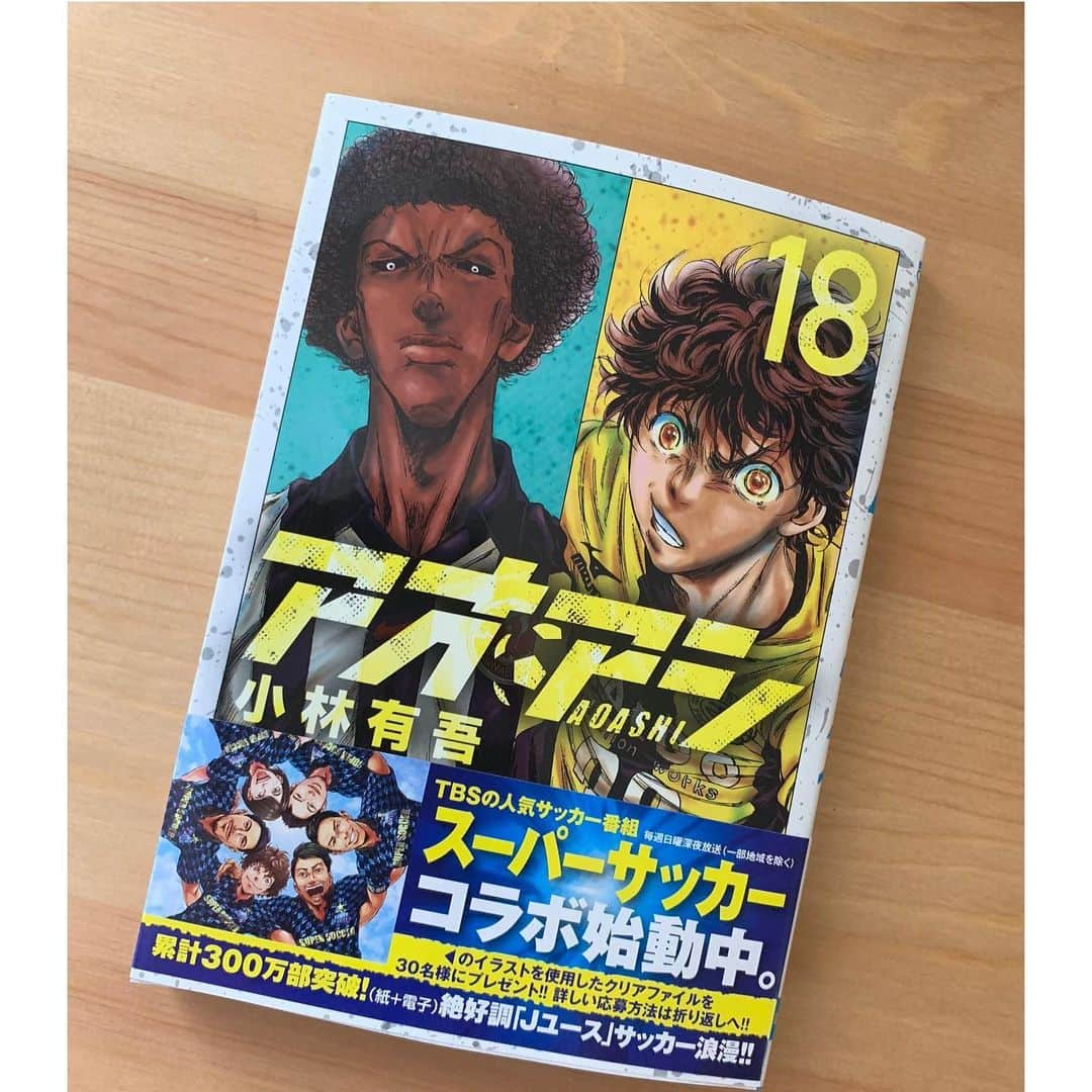 上村彩子さんのインスタグラム写真 - (上村彩子Instagram)「. . スピリッツで連載中の 大人気漫画『アオアシ 』の コラボ企画が始まりました✨ Ｊリーグのユースを舞台にした サッカー漫画です！！ . なんと小林有吾先生に、主人公の 青井葦人(あおいあしと)と スパサカ出演者たちが円陣を組んでいる 絵を描いていただきました😭✨ 嬉しい〜！！女の子一人なので わかりやすいと思いますが 似ていますか？(^^) . . 現在発売中のスピリッツの誌面や 最新の18巻、書店ポスター、 書店内のポップ、などなど展開 しているので見つけてくださいね😌 これからもコラボはつづいていくので 来週のスパサカもお見逃しなく！ . . 髪色も秋に合わせてトーンを落とし、 衣装もタートルネックで11月らしく🍁 三連休の最後の今日は私もおやすみなので お出かけしてきます〜！ . . #アオアシ #スパサカ#スーパーサッカー #週刊スピリッツ#小学館#スピリッツ」11月4日 10時48分 - saekokamimura