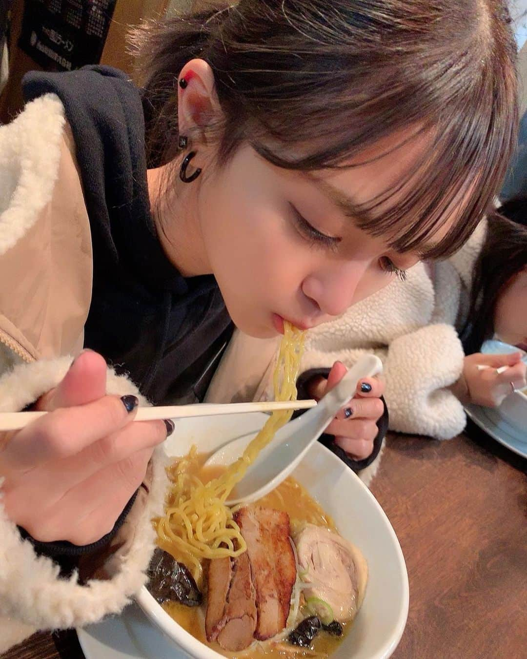 郡司英里沙（えりちょす）さんのインスタグラム写真 - (郡司英里沙（えりちょす）Instagram)「﻿ ﻿ ﻿ みんなで海鮮を食べてから、﻿ 1時間以上並んだ北海道ラーメン🍜﻿ ﻿ ﻿ 1時間半は並んだみたいだけど、﻿ 卒業までの残りのライブと﻿ セットリストについて語ってたら﻿ あっという間だったな~~~﻿ ﻿ ﻿ ﻿ ﻿ ラーメンは、、﻿ ﻿ とても美味しかったのですが、﻿ 胃袋が縮んだせいか二口で断念..﻿ ﻿ ﻿ 残りはちーぱにゃ先生が食べてくれました(T_T)﻿ ﻿ ﻿ そんなわけで、﻿ 今日はついにツアー北海道ですよ~~~﻿ たのしみましょう~~~~~~!!!﻿ ﻿ ﻿ ﻿ ﻿ ﻿ ﻿ #北海道 #北海道ラーメン #札幌 #すすきの」11月4日 11時01分 - erisagunji