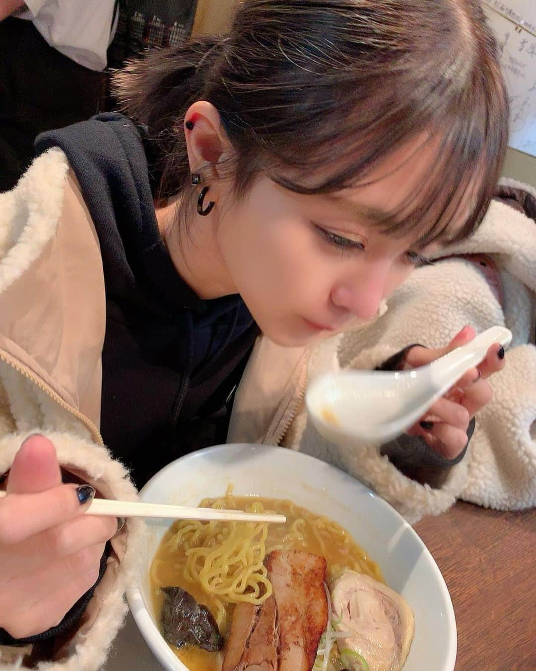 郡司英里沙（えりちょす）さんのインスタグラム写真 - (郡司英里沙（えりちょす）Instagram)「﻿ ﻿ ﻿ みんなで海鮮を食べてから、﻿ 1時間以上並んだ北海道ラーメン🍜﻿ ﻿ ﻿ 1時間半は並んだみたいだけど、﻿ 卒業までの残りのライブと﻿ セットリストについて語ってたら﻿ あっという間だったな~~~﻿ ﻿ ﻿ ﻿ ﻿ ラーメンは、、﻿ ﻿ とても美味しかったのですが、﻿ 胃袋が縮んだせいか二口で断念..﻿ ﻿ ﻿ 残りはちーぱにゃ先生が食べてくれました(T_T)﻿ ﻿ ﻿ そんなわけで、﻿ 今日はついにツアー北海道ですよ~~~﻿ たのしみましょう~~~~~~!!!﻿ ﻿ ﻿ ﻿ ﻿ ﻿ ﻿ #北海道 #北海道ラーメン #札幌 #すすきの」11月4日 11時01分 - erisagunji