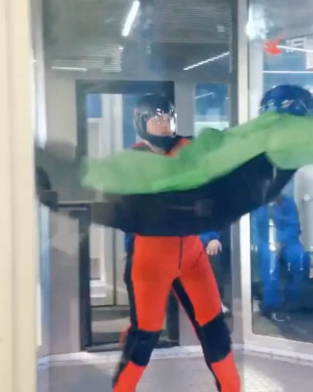 The Best From Vineのインスタグラム：「Can’t stop laughing! 😂 he’s literally the worst I’ve ever seen at this haha! 📹 @mac_tray . Follow @bestofbviral for more amazing videos! . #indoorskydiving #fail #funny #laughing #viral #comedy」