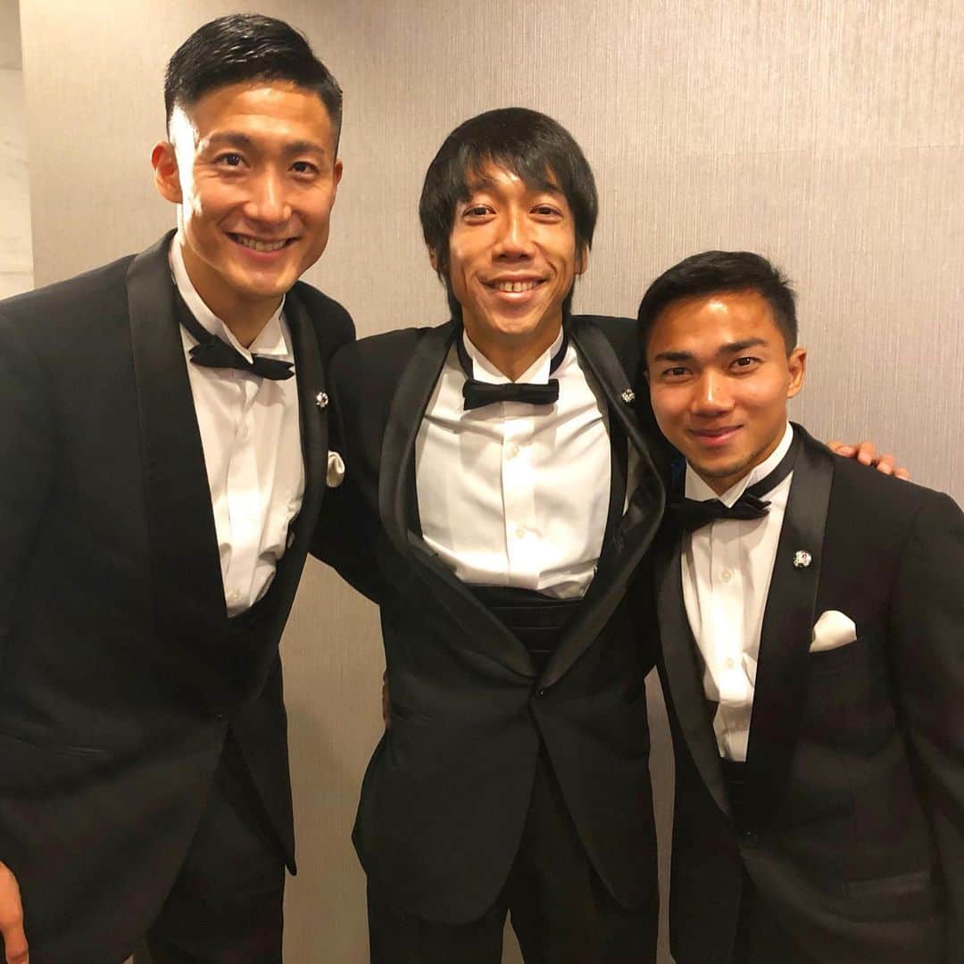 都倉賢のインスタグラム：「良い事も悪い事も振り返ってみたら全て自分を成長させる要素。怪我をした時、僕も相当落ち込んだけど、人は何かを経験して、そこから学びそれを検証して成長していくだけ。この怪我がケンゴさんの更なる成長の糧になりますように。 リハビリ一緒に頑張りましょう！！！ これは昨年のアウォードでの1コマ。またお互いJリーグの高みでお会いしましょう😍😍😍 #返り咲きカウントダウン」