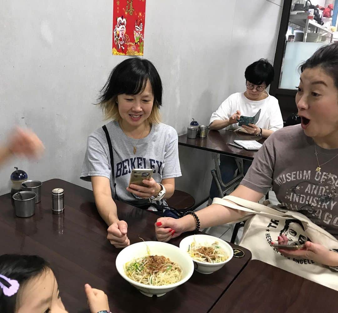 栗原友さんのインスタグラム写真 - (栗原友Instagram)「朝ご飯2食目は生まれて初めて食べる意麺。おいしいなあ。葱油和え麺と、練りごま和え麺。娘もおかわりするくらい美味しかった！また食べたいな〜  #クリトモの台湾グルメ」11月4日 10時59分 - kuri__tomo