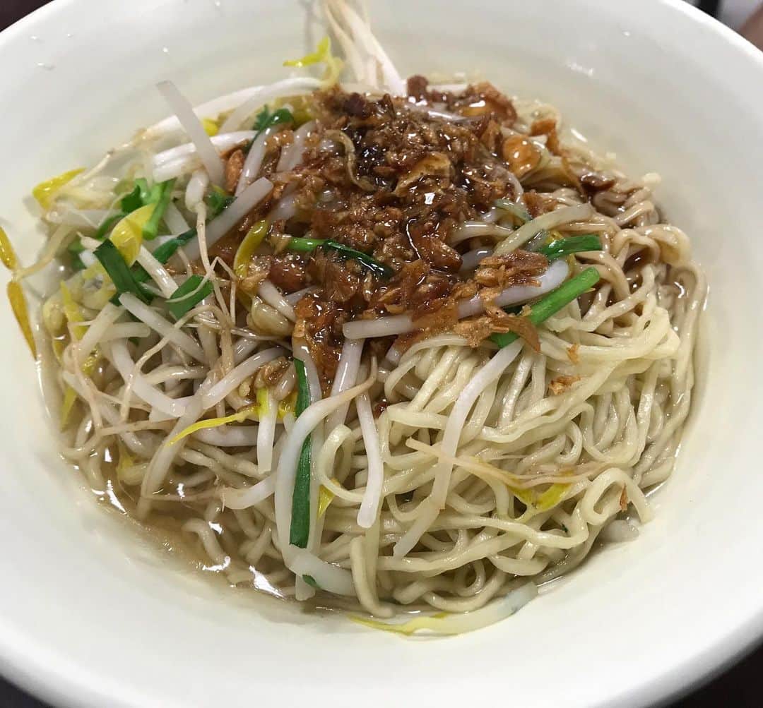 栗原友さんのインスタグラム写真 - (栗原友Instagram)「朝ご飯2食目は生まれて初めて食べる意麺。おいしいなあ。葱油和え麺と、練りごま和え麺。娘もおかわりするくらい美味しかった！また食べたいな〜  #クリトモの台湾グルメ」11月4日 10時59分 - kuri__tomo