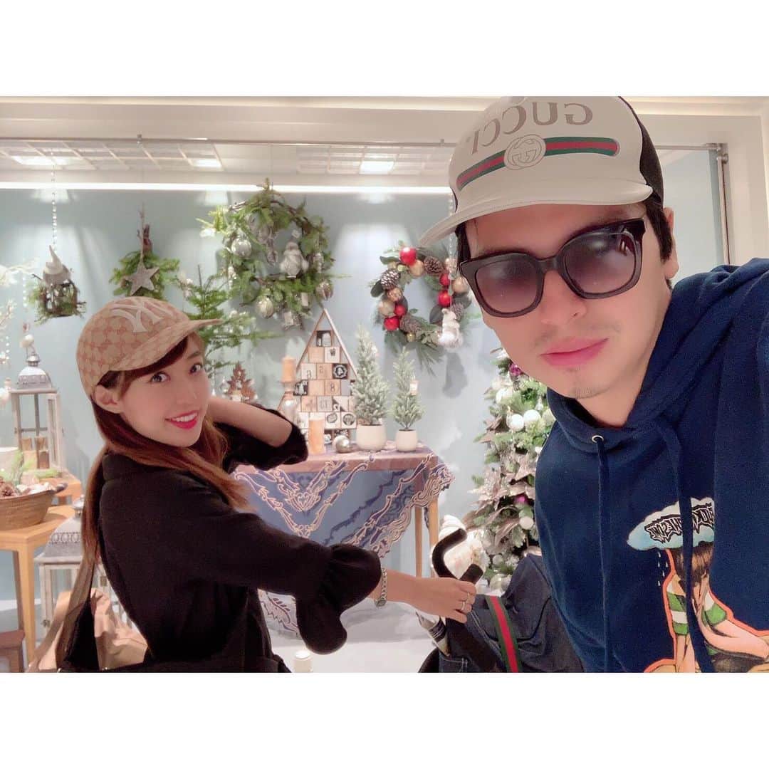 のインスタグラム：「クリスマスツリーを買ったよ〜💓💓💓 ずっと欲しかったんだけど前のお家で置く場所ないから 新居にはクリスマスツリー置く場所を事前に決めて設計したんだ〜🎅🏻 ホームアローンみたいな雰囲気に憧れちゃう  #クリスマスツリー #新居」