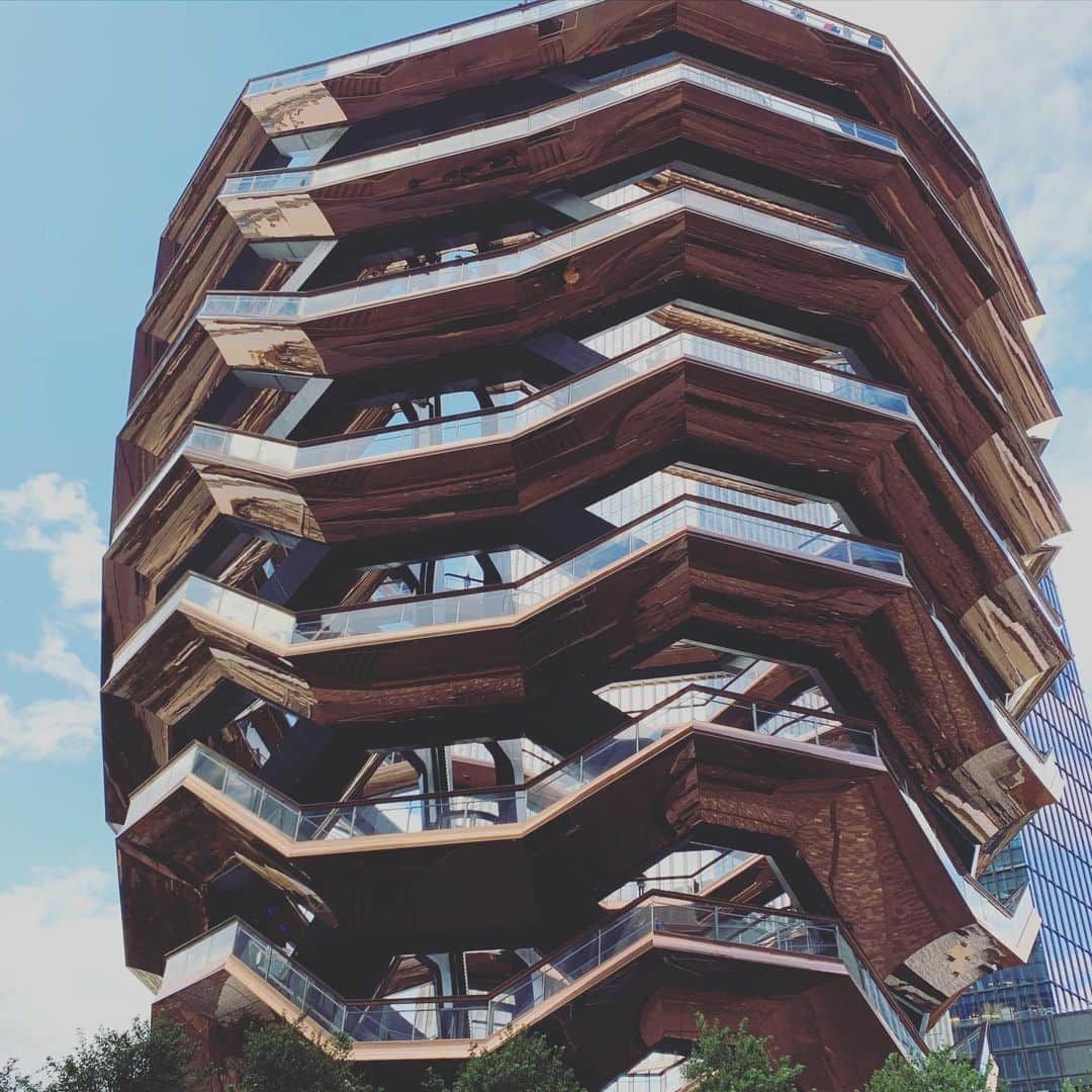 ボーイ・ジョージさんのインスタグラム写真 - (ボーイ・ジョージInstagram)「Love this strange oversized staircase. Odd that you have to pay to climb it?  #NYC #buildings #architecturephotography」11月4日 11時13分 - boygeorgeofficial