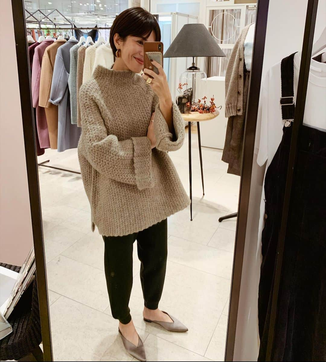 正中雅子さんのインスタグラム写真 - (正中雅子Instagram)「🧶♡ * 後半のお気に入りの格好☺︎ * ざっくりとヘリンボーン柄に編んだ1枚でかわいいニット。ヘリンボーン柄が上手くでなくてやり直しが多かったやつだけど、仕上がりは最高にかわいい🤤 * 程よいボトルネック、フレアスリーブ、サイドの裾ははシャツのように丸くカットして拘りたっぷり♡ * 店頭で人気のニットジョガーパンツは、モスグリーンを合わせています！このパンツ、穿きやすくてとにかく美脚効果大！ハリのあるニット素材でニットパンツ特有のだらしなさも出ない自慢のパンツです☺️ * POPUPも残るところあと2日になりました！ * 今日も明日も全力で楽しみたいと思います🌞 * #MACHATT #masaco服」11月4日 11時19分 - masacoshonaka