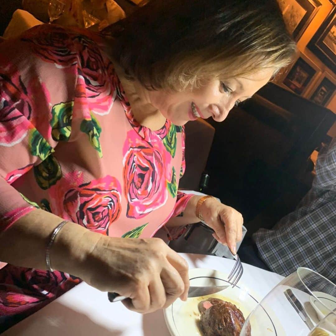 キャシー中島さんのインスタグラム写真 - (キャシー中島Instagram)「今夜はジャノメミシンの方達とディナーです。 ヒューストンで一番美味しいステーキハウスでいただきます。 このトマホーク骨つきの大きなお肉です40オンス(1、13キロ)もあるんですよ。隣のテーブルの人が食べていました。 私は8オンスのフィレミニヨンをいただきました。 美味しかった。 #キャシー中島#お肉 #美味しいディナー#最終日」11月4日 11時23分 - official_kathynakajima