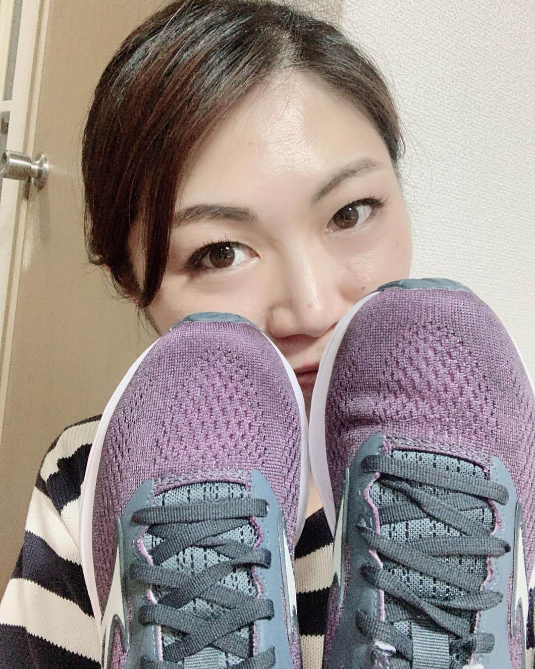 小林アナさんのインスタグラム写真 - (小林アナInstagram)「‪コーチに勧められたシューズも新たに購入しました！‬ ‪フルマラソンに向けて‬ ‪1ヶ月これでさらにガッツリ練習します！！‬ ‪大丈夫なの？ってお声もたくさん頂きますが、やるしかないので、大丈夫も何もやるしかありません。‬ ‪#さいたま国際マラソン‬」11月4日 11時45分 - genkobiribiri