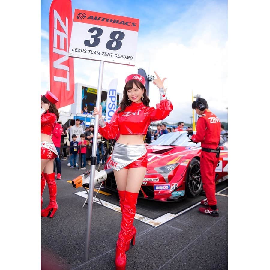 川村那月さんのインスタグラム写真 - (川村那月Instagram)「SUPER GT 2019が終了しました！  38号車は、最終戦第4位でのフィニッシュ！そして、シリーズランキング第4位となりました✨  今シーズンも38号車に沢山の愛をありがとうございました。  沢山お伝えしたい事があるので、今夜ブログを書きます。是非読んで頂けたら嬉しいです♪  そして、今シーズン卒業の私としては最後のSUPER GTとなりました。 「本当に終わっちゃったんだ。」と寂しくて仕方ないけど、皆さんの沢山の愛のおかげで、この２日間が忘れられない幸せな思い出になりました。  改めて、沢山お世話になったZENT様、チームの皆様、そしてファンの皆様、今まで本当にありがとうございました。  これからもSUPER GTを見に来てください✨  今日も心から皆さんに愛を。  大好きなメンバーと一緒に「ZENTsweeties2019」として活動出来て幸せでした✨  #川村那月 #ZENTsweeties #リーダー #レースクイーン #SUPERGT #38号車 #LEXUSTEAMZENTCERUMO #レースクイーン卒業 #日本レースクイーン大賞グランプリへ #最後のSUPERGT #感謝 #皆さんに愛を」11月4日 11時37分 - kawamura_natsuki317