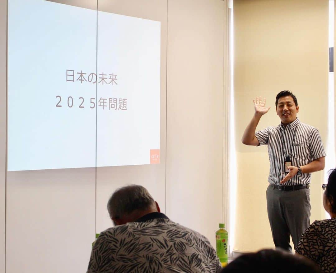 crie style クリエすずき建設のインスタグラム：「《セミナー開催のご案内》 11/10(日)、４回目となる『住まいづくりセミナー』が 開催されます！ 今年最後の開催予定場所は、初の柏ショールーム♪ 既に住まいづくりを行っている方はもちろん、 来年から本格的に住まいづくりを行う 予定がお有りの方、 この機会をご利用いただき、 住まいづくりのチェックポイントほか 気になること、ご不安な点について、 今回も講師を務める弊社代表 鈴木をはじめ、 営業担当までお気軽にご質問くださいませ★ これからの住まいづくりに是非お役立てください。  皆さまのご参加、お待ちしております♪ ↓ ↓ 柏❤︎暮らしまもり隊 第4回 豊かな未来と住まいづくりセミナー 『築30年の我が家 建て替えるか？リフォームか？』 日時：2019.11.10(日) 　午前の部：10:00～12:00 　午後の部：13:00～15:00 会場：クリエすずき建設 柏ショールーム 　千葉県柏市東上町6-32 東山ビル1F 費用：無料 ○セミナーは予約制です○ 　TEL 04-7137-7543 ※お車でご来場の際は、提携の駐車場(パーキング細田)をご利用くださいませ。 ※2時間のセミナーです。5分前にご来場ください。 内容： 「建て替え・リフォーム、何を基準に考えたらいいの？」を分かり易く学べるセミナーです。 今後の社会や住まいの問題点、 建て替え・リフォームのメリット、デメリット？ 老後の資金計画は？ そして「住まいのチェックポイント」 しっかり押さえて、我が家に合った賢い選択肢を一緒に考えていきましょう。  #柏❤︎暮らしまもり隊 #住まいづくりセミナー #セミナー#人生100年時代 #資金計画#建て替え #crie_style #クリエ #楽しく人生をデザイン #クリエすずき建設 #注文住宅 #平屋 #リノベーション #リフォーム #バリアフリー #ユニバーサルデザイン #住まいづくり #まちづくり #柏スーパー流しそうめん #UDC2 #柏市 #柏 #kashiwa」