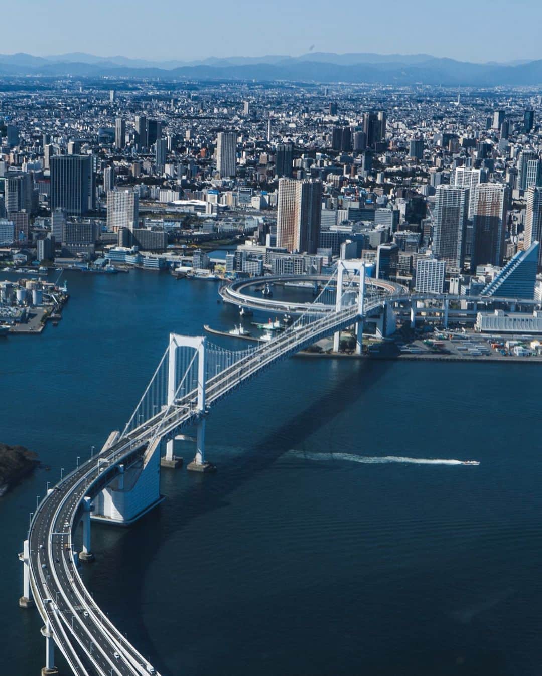 Kazukiさんのインスタグラム写真 - (KazukiInstagram)「. Tokyo view🚁 . ミクロとマクロ. 蟻の目と鳥の目. . 物事を進めるのにはどちらも大切. 大きく捉えて精度高く進める. . . . . . #sony7sii#zeiss#tokyo#instagramjapan#sonyalpha#travel#japan#citylimitless#cityscape#tokyocameraclub#discoverto#visitjapan#tokyo#doports#wta_tokyo#asakusa#rainbowbridge#japaninside#japantravel#skytree#voyaged#citykillerz#urbanshot#tokyotower_official#Tokyotower」11月4日 11時38分 - kazukihamano