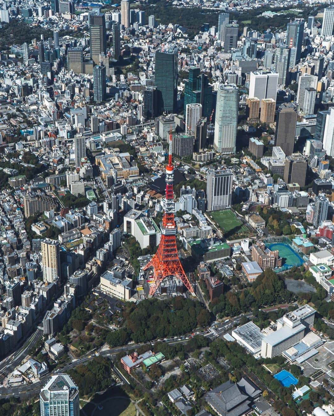 Kazukiさんのインスタグラム写真 - (KazukiInstagram)「. Tokyo view🚁 . ミクロとマクロ. 蟻の目と鳥の目. . 物事を進めるのにはどちらも大切. 大きく捉えて精度高く進める. . . . . . #sony7sii#zeiss#tokyo#instagramjapan#sonyalpha#travel#japan#citylimitless#cityscape#tokyocameraclub#discoverto#visitjapan#tokyo#doports#wta_tokyo#asakusa#rainbowbridge#japaninside#japantravel#skytree#voyaged#citykillerz#urbanshot#tokyotower_official#Tokyotower」11月4日 11時38分 - kazukihamano