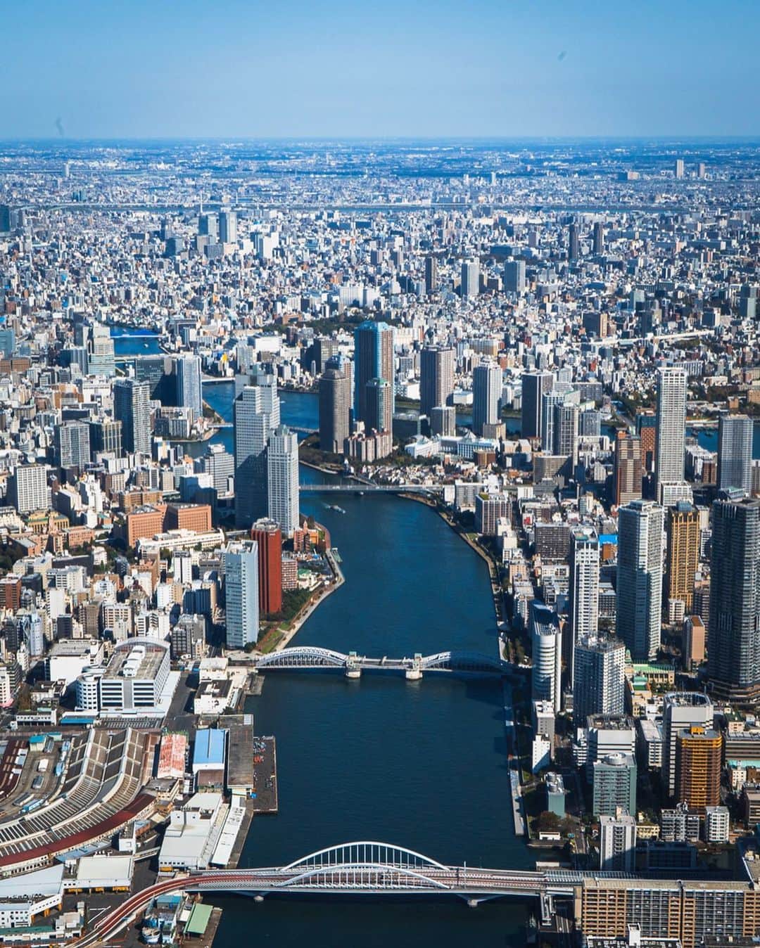 Kazukiのインスタグラム：「. Tokyo view🚁 . ミクロとマクロ. 蟻の目と鳥の目. . 物事を進めるのにはどちらも大切. 大きく捉えて精度高く進める. . . . . . #sony7sii#zeiss#tokyo#instagramjapan#sonyalpha#travel#japan#citylimitless#cityscape#tokyocameraclub#discoverto#visitjapan#tokyo#doports#wta_tokyo#asakusa#rainbowbridge#japaninside#japantravel#skytree#voyaged#citykillerz#urbanshot#tokyotower_official#Tokyotower」