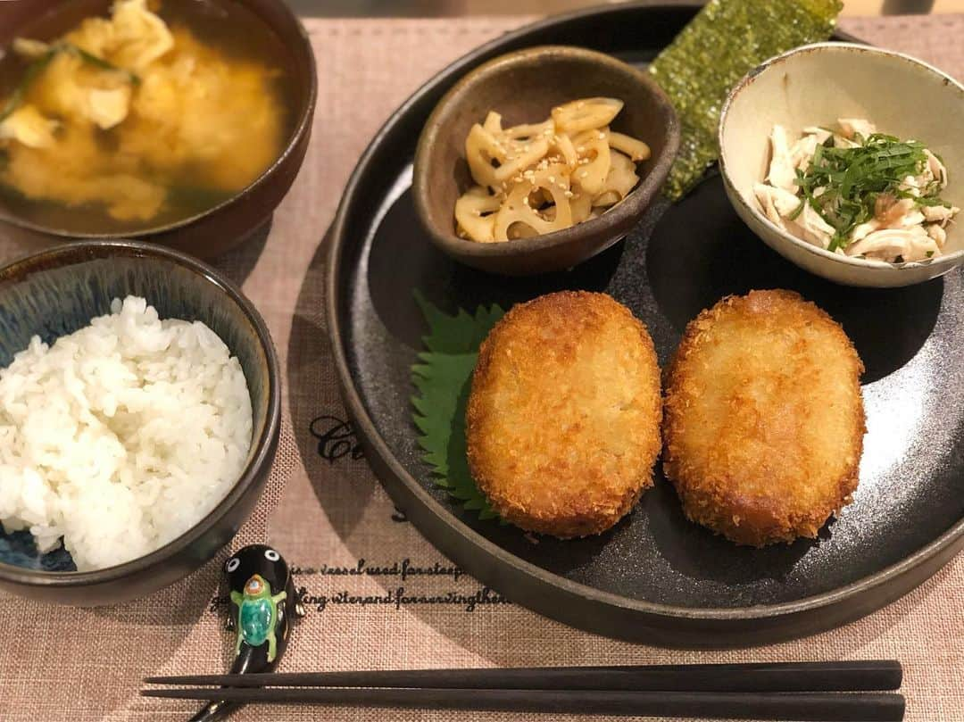 岸明日香さんのインスタグラム写真 - (岸明日香Instagram)「美味しいコロッケもらったのでお家で揚げたよ😍 サクサクくん🤟 #岸キッチン #コロッケランチ #ささみの梅しそ和え #きんぴら蓮根 #にら玉の味噌汁 #ご飯 #焼き海苔」11月4日 11時39分 - aspoo02