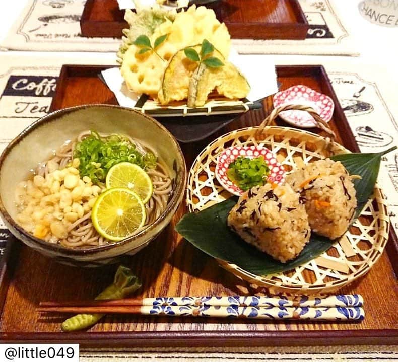 のインスタグラム：「@little049 様  らでぃっしゅぼーやの食材を使った投稿をご紹介致します。  とても美味しそうな和風ご飯ですね！  日本ではまだまだ珍しいお野菜のまこもたけ、シャキシャキとした食感のお野菜で天ぷらにも合いそうですね♪  素敵にお料理して頂きありがとうございます。 ・ ・ ・ * 2019.10.25. * こんばんは😇 今日の#晩ごはん * * すだちのかけ蕎麦 ひじきの炊き込みご飯でおにぎり 天ぷら盛り合わせ ~まこも茸、蓮根、南瓜、大葉~ * * 今夜の食卓は、 #らでぃっしゅぼーや 様から頂いたお野菜、 まこも茸、蓮根、人参使わせてもらってます💓🙌 * お昼の舞茸の風味にもびっくりしたけど このお試しセットで一番楽しみやった まこも茸😍 新鮮でめっちゃ美味しかった〜👍 旦那さんにも好評😆 * "身体に良い！"って感じれる 食材はいいですね☺️ 赤ちゃん👶おるし、とても助かります🥰 * * 今日も美味しくごちそうさま💓😋 * * #おうちごはん #うちごはん #ごはん #ふたりごはん #夫婦ごはん #晩ご飯 #晩御飯 #夜ごはん #夜ご飯 #夕飯 #家庭料理 #料理写真 #常備菜 #作り置き #手料理 #暮らし #暮らしを楽しむ #丁寧な暮らし #クッキングラム #delishkitchen #cooking #delistagrammer #food #instafood #dinner #foodpic #foodie #shufchef」