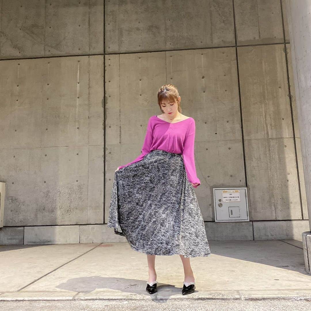 吉田朱里さんのインスタグラム写真 - (吉田朱里Instagram)「昨日は @amiuu_wink_official の 新作コーデ　💗💜 . ニットは鎖骨が綺麗にとっても見える Vネック。 ダルメシアンスカートは来週発売です！ . 動きが綺麗に出るのと 柄が小さいのでガーリーすぎず、 綺麗めにもクールにも着れるよ♥️ . 白もあるよーっ！ . #fashion #ootd」11月4日 11時43分 - _yoshida_akari