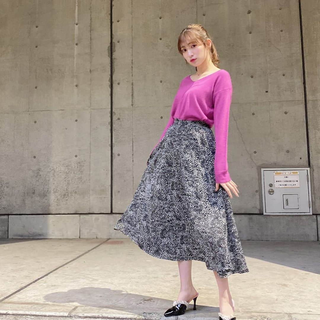 吉田朱里さんのインスタグラム写真 - (吉田朱里Instagram)「昨日は @amiuu_wink_official の 新作コーデ　💗💜 . ニットは鎖骨が綺麗にとっても見える Vネック。 ダルメシアンスカートは来週発売です！ . 動きが綺麗に出るのと 柄が小さいのでガーリーすぎず、 綺麗めにもクールにも着れるよ♥️ . 白もあるよーっ！ . #fashion #ootd」11月4日 11時43分 - _yoshida_akari