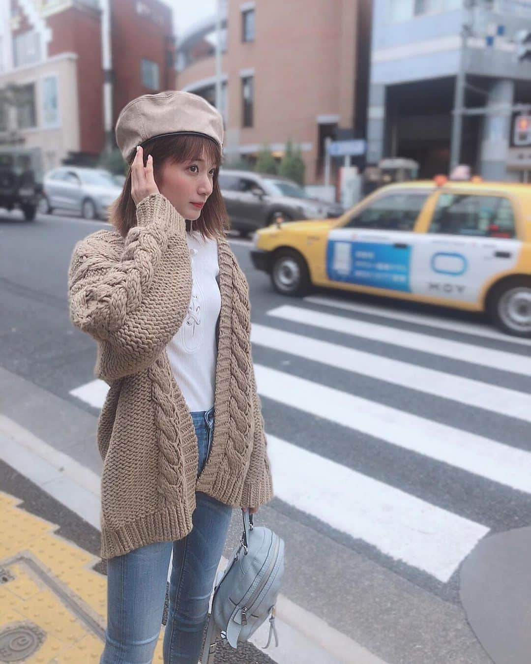 杉枝真結さんのインスタグラム写真 - (杉枝真結Instagram)「☺︎ 信号待ち。 👖に…👚に…だけじゃ、もう寒過ぎる！(笑) 秋冬らしく、ゆるっとケーブル編みなニットを🧶 #titivate #titivatestyle #style @titivatejp #ケーブルデザインニットカーディガン #カーディガン #ティティベイト #ファッション #コーディネート #信号 #待ち時間 #不意 #3枚目 #気付いた」11月4日 11時54分 - mayusugieda_official