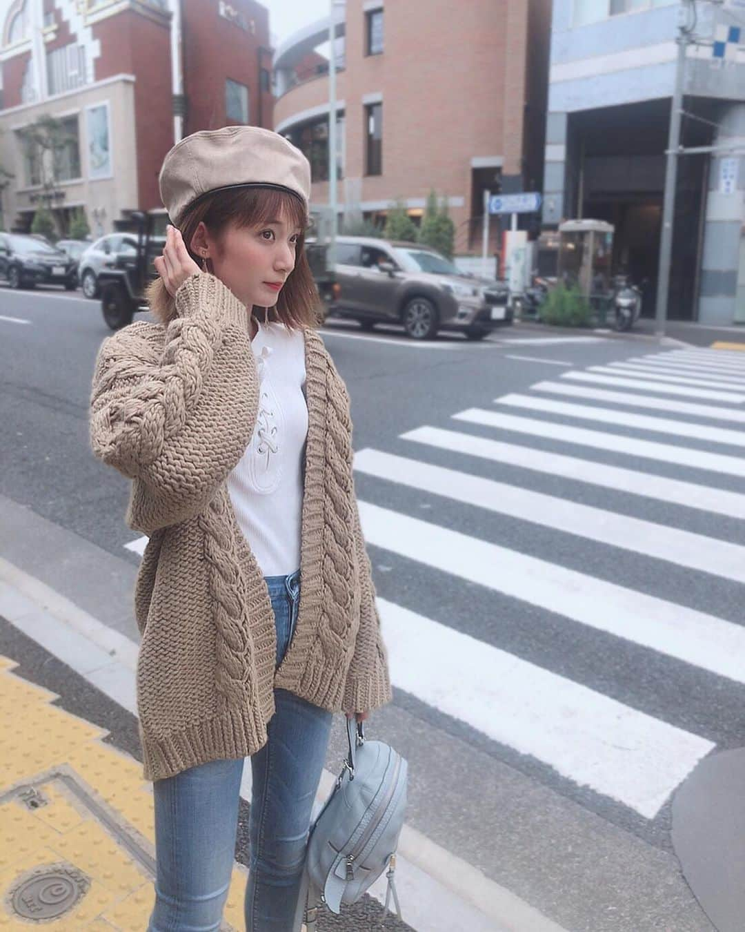 杉枝真結さんのインスタグラム写真 - (杉枝真結Instagram)「☺︎ 信号待ち。 👖に…👚に…だけじゃ、もう寒過ぎる！(笑) 秋冬らしく、ゆるっとケーブル編みなニットを🧶 #titivate #titivatestyle #style @titivatejp #ケーブルデザインニットカーディガン #カーディガン #ティティベイト #ファッション #コーディネート #信号 #待ち時間 #不意 #3枚目 #気付いた」11月4日 11時54分 - mayusugieda_official