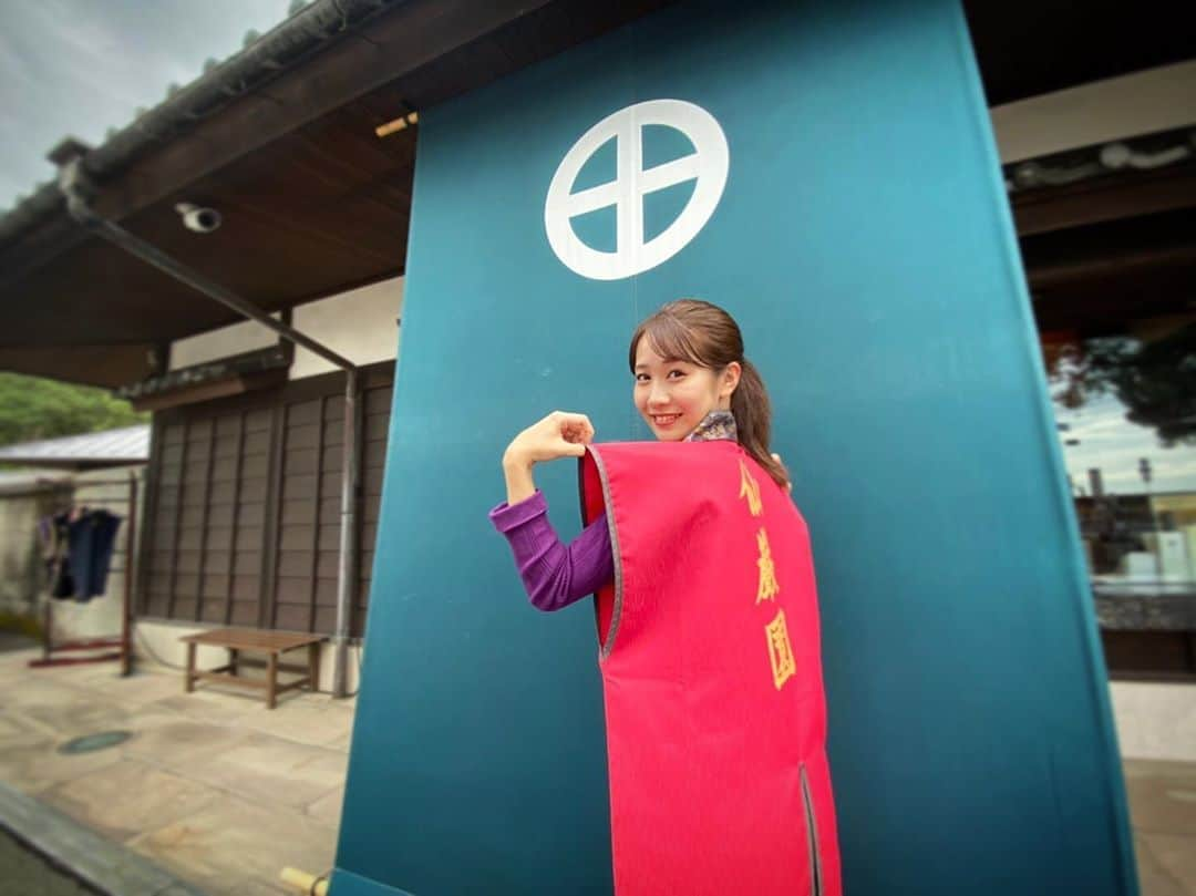 島津咲苗さんのインスタグラム写真 - (島津咲苗Instagram)「どどーん！ 島津家の別邸「仙巌園」 薩摩藩にゆかりがあるということで、家紋の前で写真を✨  アナウンス部で、世が世ならお姫様だったのに〜という話になった時、先輩方に「まっ、今令和だしね？！」とサラッと言われました。 その通りです。笑  ご飯がおいしくて、ゆったりした時間が流れていて、空が広くて。 鹿児島、素敵な場所でした。  #鹿児島 #鹿児島観光 #日帰り旅 #鹿児島旅行 #仙巌園 #島津家 #薩摩藩 #島津咲苗」11月4日 11時47分 - sanae_shimazu