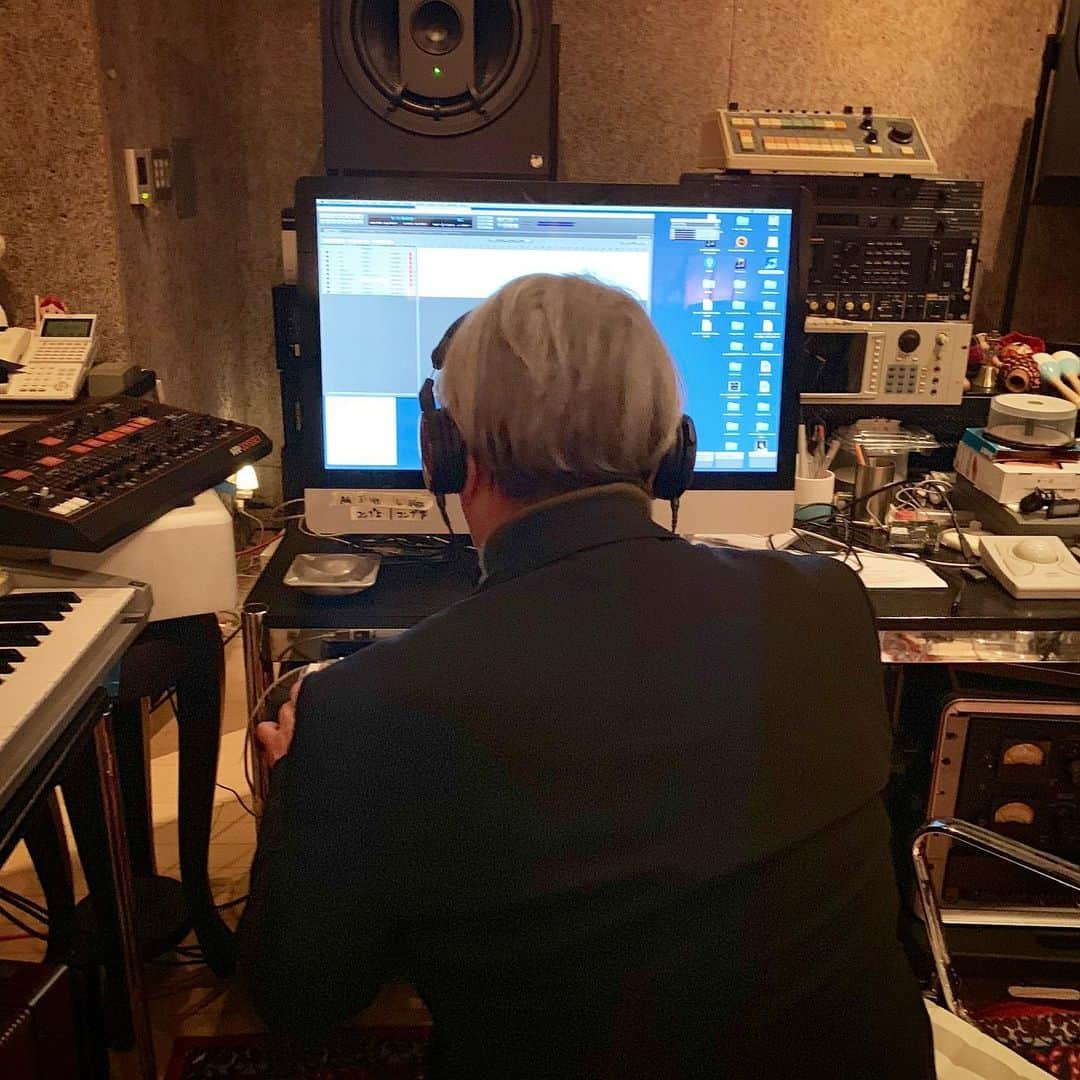 安珠さんのインスタグラム写真 - (安珠Instagram)「‪細野さんの音楽に包まれる最終日﻿ 50周年にめちゃくちゃ参加して頂いた ‬﻿ ‪素晴らしい空間‬で ムービー作品に40分の細野さんのオリジナル音楽﻿﻿の贅沢✨ ﻿ 最終日の安珠 写真展 ～少年少女の世界～🎀﻿ 「ビューティフルトゥモロウ」音楽:細野晴臣﻿ ﻿ ﻿ 11月4日‬ 安珠ギャリートーク 13:30、15:30﻿﻿ https://www.camerakan.com/exhibition/安珠写真展/﻿ #ミュゼふくおかカメラ館 #細野晴臣 #永瀬正敏 #高橋かおり #黒田勇樹 #大沢健 #Emily ﻿#感謝  #安珠写真展 #ビューティフルトゥモロウ #少年少女の世界 #安珠写真家 #anjuphotographer」11月4日 11時49分 - anjuphotographer