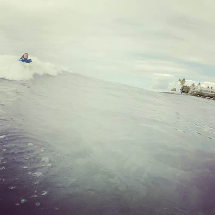 アリッサ ウーテンのインスタグラム：「First wave of our 2nd session this weekend. このしゅまつで2かいめ！Thanks for paddling out with us again @kazsano !!!」