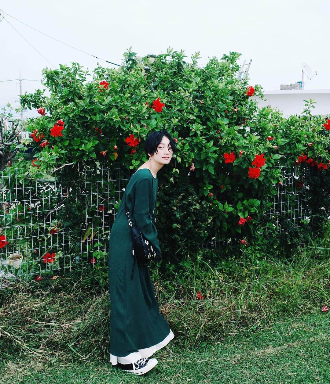 高山都さんのインスタグラム写真 - (高山都Instagram)「沖縄DAY2 元気に朝から撮影中。 これ、後ろ前逆にも着られるんだ。 丈も少し短いから(ワタシは158cmです)デニムのレイヤードもいいし、今回は白のスカートで差し色。 #都ふく 今回のロケ、ワンピースしか持ってきてない。 one-piece @etretokyo  skirt #framework  bag @isabelmarant  shoes @converse #ct70 緑に緑ってかわいいのかも。最近の同色系ブーム。 #都の旅の記録　#都の沖縄旅2019」11月4日 12時01分 - miyare38