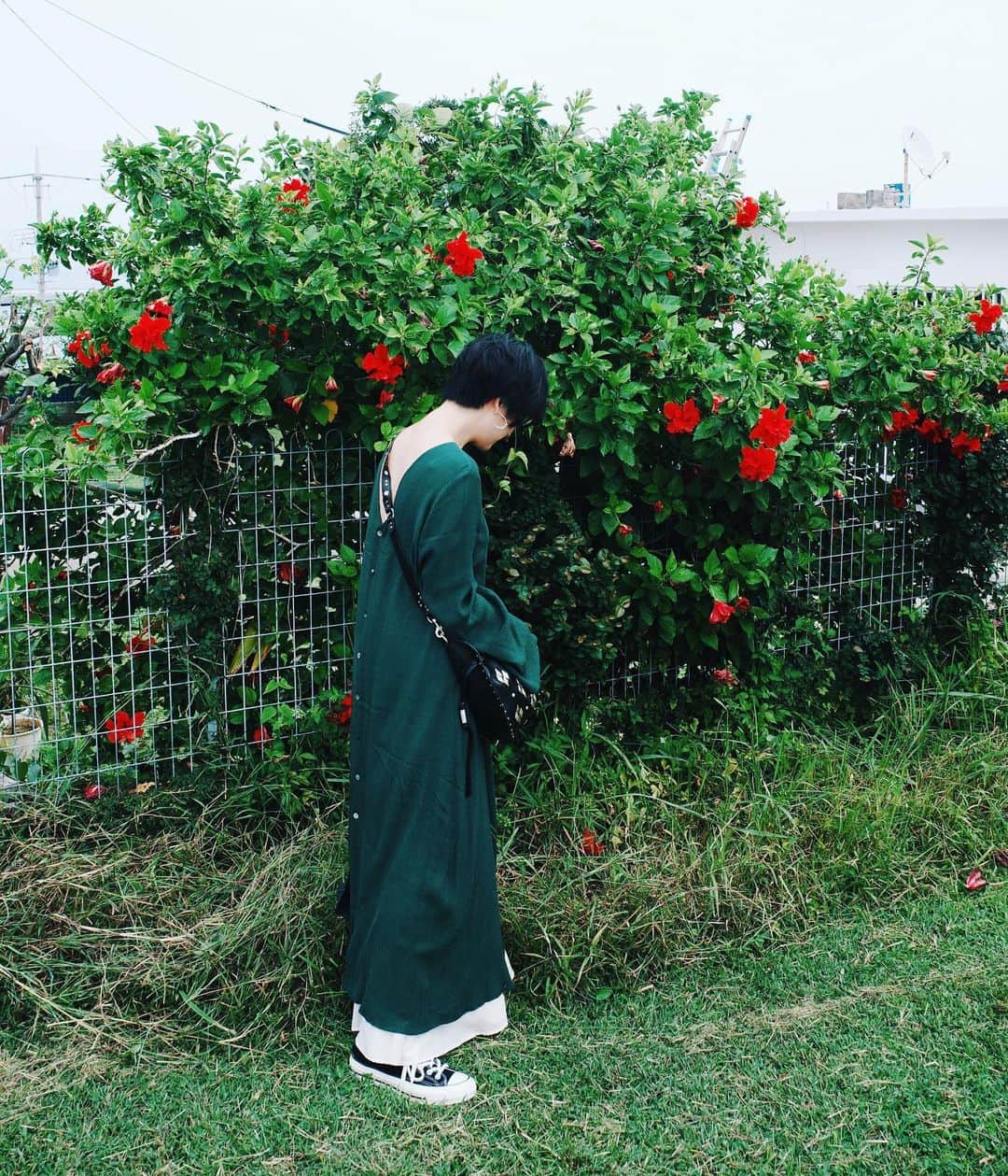 高山都さんのインスタグラム写真 - (高山都Instagram)「沖縄DAY2 元気に朝から撮影中。 これ、後ろ前逆にも着られるんだ。 丈も少し短いから(ワタシは158cmです)デニムのレイヤードもいいし、今回は白のスカートで差し色。 #都ふく 今回のロケ、ワンピースしか持ってきてない。 one-piece @etretokyo  skirt #framework  bag @isabelmarant  shoes @converse #ct70 緑に緑ってかわいいのかも。最近の同色系ブーム。 #都の旅の記録　#都の沖縄旅2019」11月4日 12時01分 - miyare38