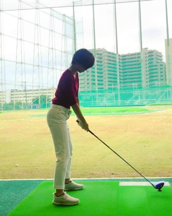 のインスタグラム：「尊敬するお姉様がお勧めしてくれた本( @hiroaki_wada さん著) あっという間に読めたので、練習ですぐ実践🏌️‍♀️✨ * なんだかバックスイングが動きやすくなった😳‼️ 何より、あれやこれや自己流に盛り込んだ変な動きが自然と出てこない気がする👀✨ * 練習がますます楽しくなってきた♫ ワクワク🤩 * #キープレフト理論 #とにかくシンプル #手を返さずボディターンで飛ばす系の理論 #飛距離も伸びそう✨ #instagolf #golstagram #골프스타그램﻿﻿﻿ #ゴルフ #golf #골프 #ゴルフ女子 #女子ゴルフ  #目指せ美スイング #golfswing  #ゴルフスイング #골프스윙 #adidasgolf #アディダスゴルフ #골프연습  #ゴルフ練習」