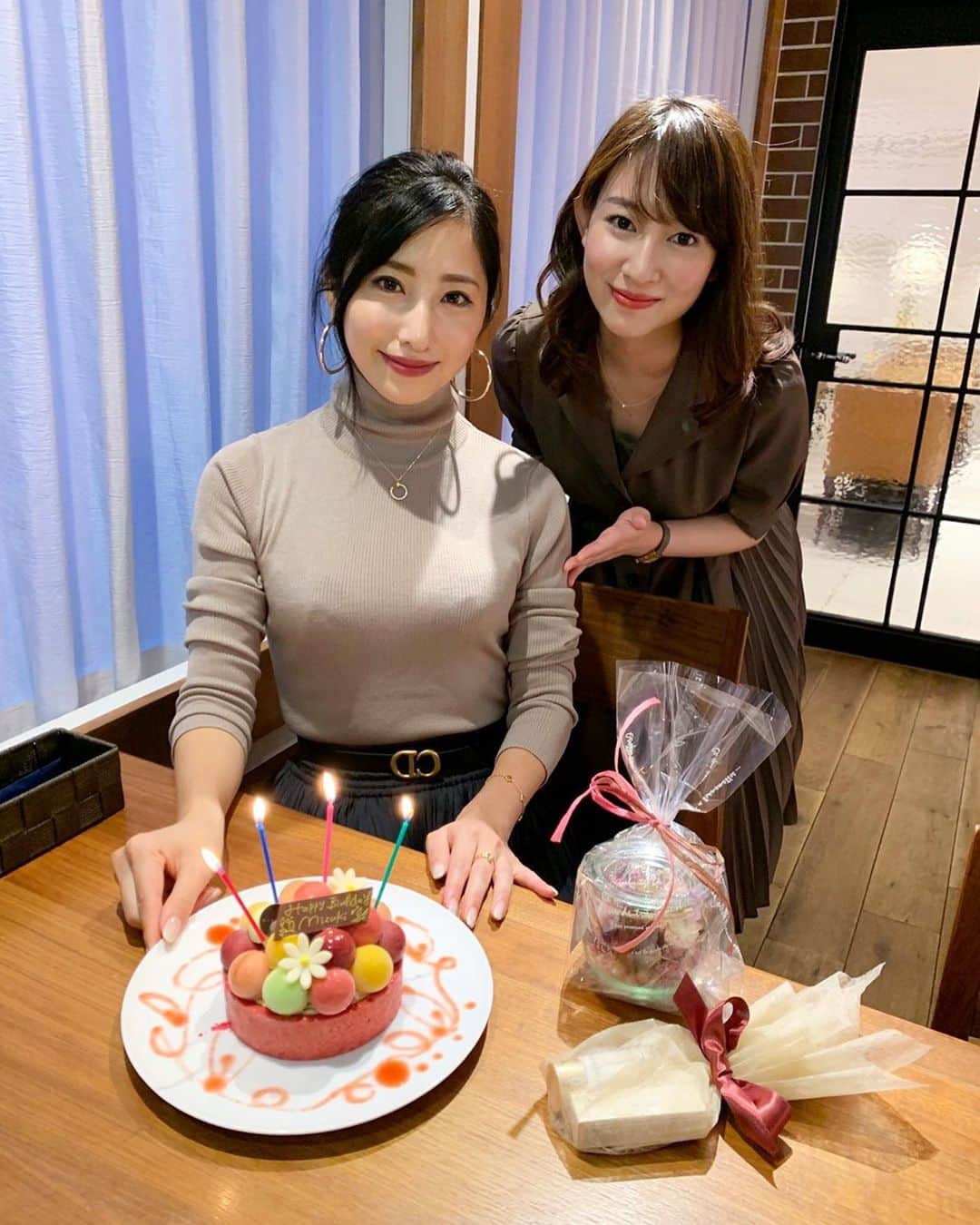 下田奈奈さんのインスタグラム写真 - (下田奈奈Instagram)「*﻿ みずきちゃんHappy Birthday🎂🥳💕﻿ ﻿ ﻿ 遅くなってしまったけど先日やっと﻿ みずきちゃんのお誕生日をお祝いできました🥂﻿ ﻿ なんとかハワイに行っちゃう前に﻿ ギリギリお祝いできて良かった〜〜😂🙏笑﻿ ﻿ ランニングトレーナーとして働きながら、さらに自分のランニングコミュニティを作ったり、新たな資格の取得に挑戦中だったり行動的で本当すごい👀❤️ ﻿ こんな美人でパワフルなの最強や〜〜🤣 ﻿ お祝いは#グラッシェル表参道 のアイスケーキ#バルーンドフリュイ とっても可愛い😍🎈﻿ ﻿ お花はハワイに行く直前だったので生花じゃなくて﻿ #Hibiyakadan の自分で詰め合わせられるドライフラワーにしました💐﻿ ﻿ 喜んでもらえて良かった〜〜❤️﻿ 素敵な1年にしてね😊﻿ ﻿ ﻿ #happybirthday﻿ #誕生日ケーキ  #誕生日サプライズ」11月4日 12時08分 - shimodanana