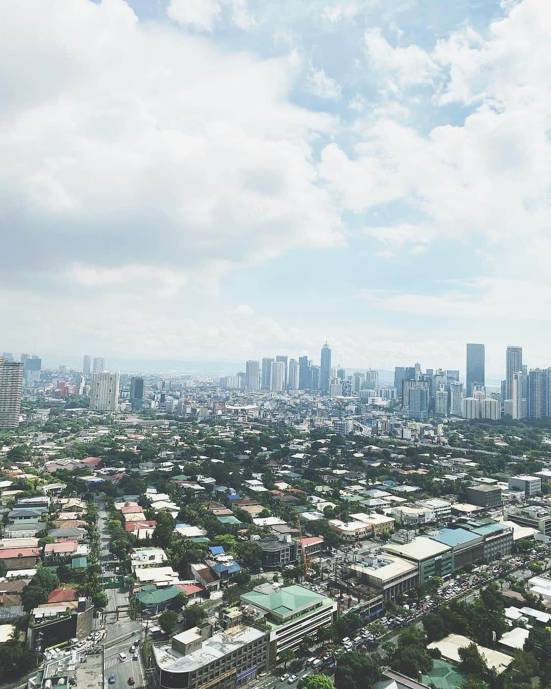 アン・カーティスのインスタグラム：「Change of skyline. Morning, Manila. See you guys on Showtime in a bit. 🇵🇭」