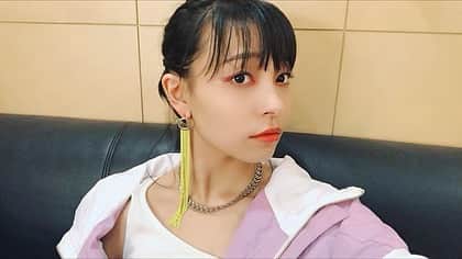 のインスタグラム：「U-FES Music @名古屋 一部の衣装とメイクはこれにしたよ！ 一部はマリオネットを歌うって こともあってスポーティー！ でも白多めで純白感？清潔感？ MVの衣装に気持ち近づけてみた！  靴とジャケットの紫でマッチ させてピアスとジャケット紐の 蛍光グリーンをマッチさせたの！ 思ったらより爽やかで好き！  #yesterday #ootd #uniform #dressup  #UFES #live #event #fashion #street #fashion #streetstyle #makeup #selfmakeup」
