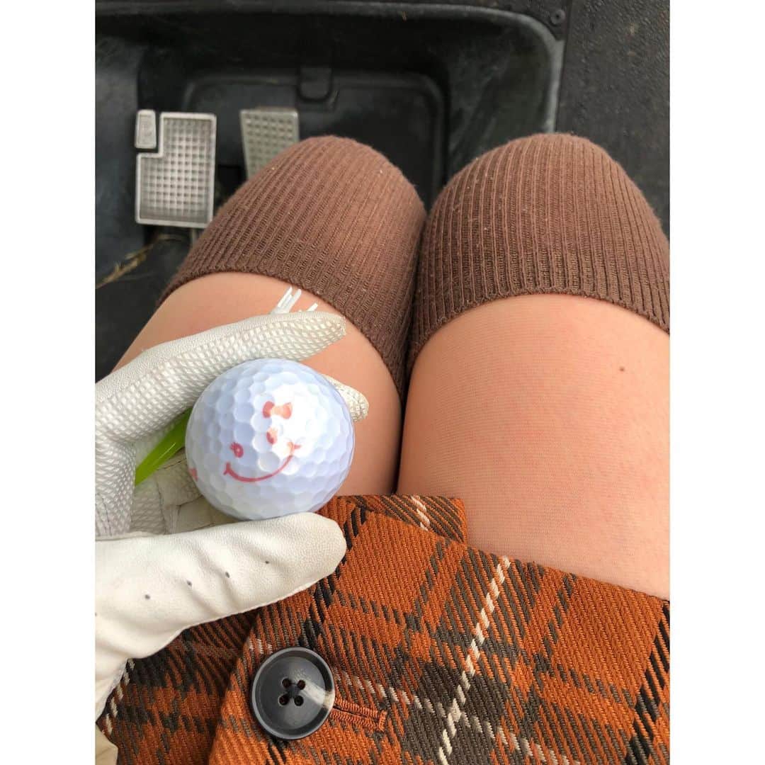 南條早紀さんのインスタグラム写真 - (南條早紀Instagram)「週末は久々にゴルフへ⛳️✨ . クラブを握るのすら久しぶり🏌️‍♀️ 6月のラウンド以来。。 反省たくさん🥺 やはり練習しないとダメですな。 でも楽しかったー❤️ . 山々が少し紅葉していて、 紅葉狩り🍁も一緒にできた！ 海も見えて、眺め最高！ とってもリフレッシュ！✨ . ランチはラーメンとミニカレー。 欲張りました☺️笑 . そして池に飲み込まれた 可愛いボールちゃん。 今までお世話になりました(；；)合掌 ロストボールとして回収されて、 ちゃんと飛ばしてくれる人に 出会ってね… . 最後にポンコツティーショット動画 🙄 変なとこ当たって、 変な方向飛んでいき、 変な声出してます。 やはり練習、大事…（猛省 . なぜ自ら晒すって、 お上手な先輩ゴルファーさんからの アドバイスが欲しいから🙇‍♀️笑 . . 今シーズン、まだ何回か行けたらいいな😢 . . #ゴルフ #ゴルフ女子 #趣味 #ゴルフ好きな人と繋がりたい  #スコアは #内緒 #ゴルフ日和 #癒し #紅葉 #絶景 #可愛いボール #お別れ #ポンコツ #スイング動画  #ゴルフウェア #欲しい #良き休日 #運動の秋 #なんじょうのにちじょう」11月4日 17時48分 - nanjo_saki