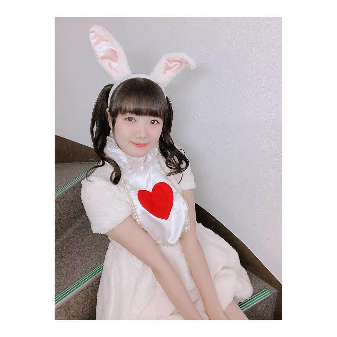 高橋麻里さんのインスタグラム写真 - (高橋麻里Instagram)「. 遅れてやってきたはろうぃん！ また仮装しちゃいました(*´-`) . まりうさぎ🐰ぴょん . . もこもこで着心地がよかった〜ほんとのうさちゃんふわふわでかわいいんだろうなぁ〜触りたい。 . みんなに似合ってるって言ってもらえてうれしいぴょんでした♡ . . #ハロウィン #仮装 #コスプレ #happyhalloween #trickortreat  #うさぎ #🐰 #🐇 #うさちゃんの仮装していたからいつもよりぴょんぴょん跳ねてた気がする #また来年のハロウィンは何着れるかなぁ！」11月4日 17時49分 - takahashimari15