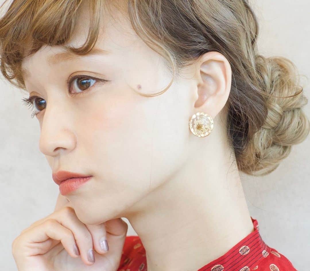 waco⭐️CHACOのインスタグラム：「CHACO  x タカハシマイコラボ🥀 本日11月4日〜11月11日まで受注販売開始いたします！ どれもまいちゃんがデザインしたピアス＆イヤリングです。 フレームとジニアのピアス＆イヤリングは樹脂タイプの他にネジバネタイプや蝶バネタイプもお選びいただけます。 ローズイヤリング＆ピアスも金具タイプと樹脂タイプがお選びいただけます！  また完全受注生産のため、ご注文いただいてからの作製となりお届けはクリスマス前の12／10前後を予定しております。 無料でクリスマスラッピングさせていただきますので、ギフトにもぴったりです🎁 是非本日21時より CHACO  ONLINE SHOPをご覧くださいませ❣️」