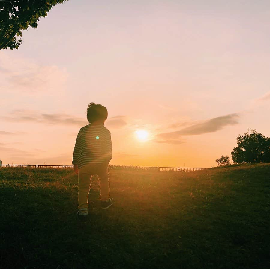 宇藤えみさんのインスタグラム写真 - (宇藤えみInstagram)「夕日が沈むまでいっぱい遊びましたとさ。 #sunset#成長記録」11月4日 12時21分 - emiuto