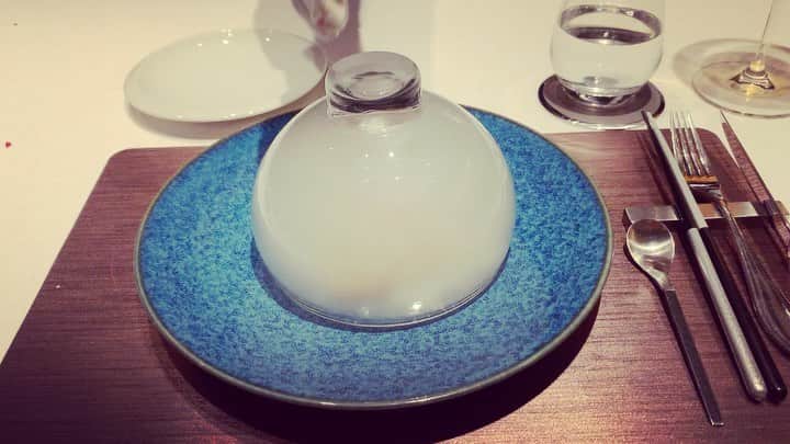 金子実加のインスタグラム：「ワクワクの魔法✨✨✨ . . . . . . . . . . . . . #dinner #restaurant #magic #illusion #魔法　#食事　#entertainment #エンターテイメント #ご飯　#オシャレご飯　#コース料理　#フレンチ　#kanekomika  #金子実加  #kawaii #かわいい　#japan」