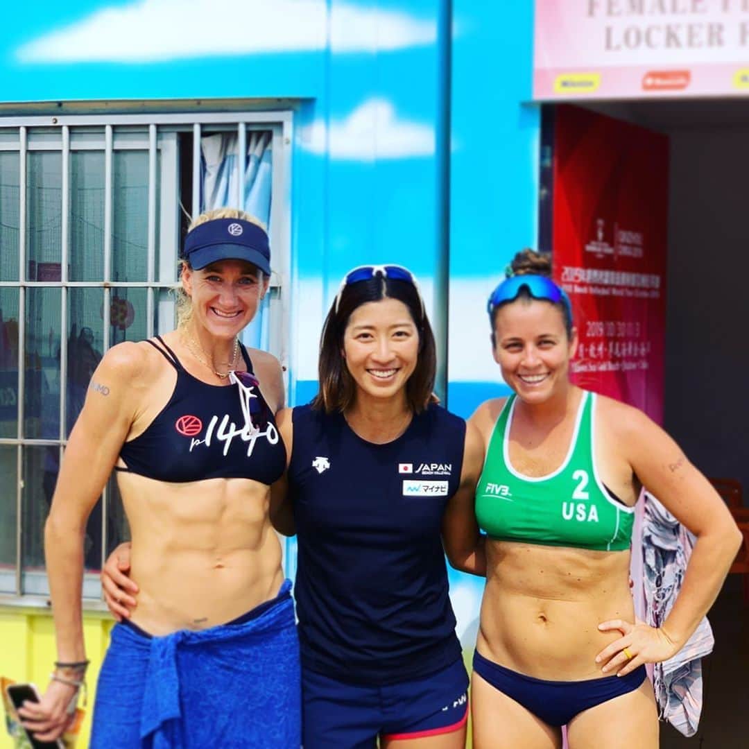 のインスタグラム：「Finished 9th place at qinzhou 3star 🇨🇳🐼 I excited to play against legend (Kerri Walsh /Brooke Sweat ) in the round of 16. I appreciate you took a photo with me 🙏🏽✨ . 二回戦目でアメリカに負けて欽州3スターは9位で終了です。応援ありがとうございました🙏🇯🇵✨ . 写真の向かって左側、ケリー・ウォルシュ選手はオリンピックで3回金メダルと1回銅メダル。凄すぎる。現在41歳なんて信じられない！！！彼女の凄いところは経歴だけじゃなくて、こんなに凄い結果を得ているのに慢心することなく、いつも最善を尽くして生きているところ。甘んじないし、他人に敬意を持って接している。人間性が本当に素敵だと感じます。尊敬✨ . 尊敬する選手だけど、コートの上に立ったら関係ない。勝ちたかった。また頑張って強くなろう！ . 今年最後の中国遠征終わり🇨🇳✈︎ 次はメキシコ🇲🇽！！ #beachvolleyball #japan #fivb #worldtour #qinzhou #legend  #usa #oly」