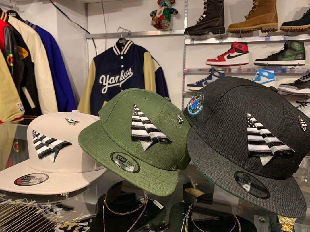 GROW AROUNDさんのインスタグラム写真 - (GROW AROUNDInstagram)「Jay Z率いるRocnationからSnapback capの入荷です🇺🇸🔥 相変わらずNYのラッパーの着用が目立ちます🗽 #growaroundnewarrivals  #growaround #rocnation #rocafella #paperplanes #jayz」11月4日 12時45分 - growaround