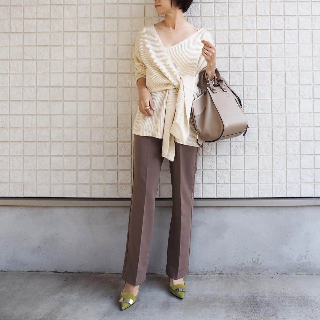 のインスタグラム：「* * 冬はハイネックやクルーネックばかり着てしまうからたまにはデコルテ見せ！ カシュクールデザインって女性らしくて好き♥︎ * * knit: @urs_official #フロントリボンニットトップス pants: #omekashi bag: #loewe shoes: #sergiorossi * * #fashion#code#coordinate#ootd#outfitoftheday#outfit#mamagirl_sugotoku#locari#urs#urs_styling#loewehammock#153cm#大人カジュアル#おちびコーデ#カシュクールニット#ユアーズ」