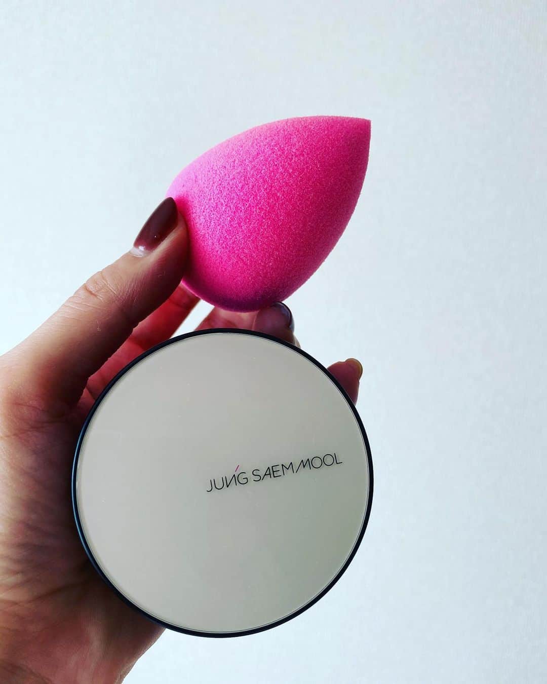 のインスタグラム：「メイク時に なくてはならないもののひとつ Beauty blender のスポンジ このコ 何代目かしら。 水を含ませて ぷくぷくさせる可愛いコ❤︎ ファンデを薄づきに美しく仕上げてくれ 化粧崩れもしにくくなる✨ もちろん ジョンセンムルのクッションファンデにも☺︎ ぜひ お試しあれ☺︎ #beautyblender #ビューティーブレンダー #ジョンセンムル #cosmetics #makeup」