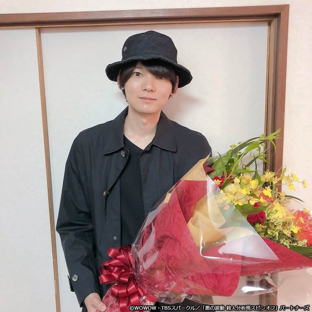 WOWOW「プラージュ」さんのインスタグラム写真 - (WOWOW「プラージュ」Instagram)「. WOWOWオリジナルドラマ 「悪の波動　殺人分析班スピンオフ」 . 最後までご覧いただきありがとうございました✨ 写真はクランクアップ時の古川さん、SUMIREさん📸 撮影お疲れさまでした！ . 全5話、WOWOWメンバーズオンデマンドで配信中！ お見逃しの方も、もう一度見たい方も要チェック👀 . 番組詳細は、プロフィールのURLから「悪の波動 殺人分析班スピンオフ」をチェック💡 . #古川雄輝 #SUMIRE #深澤辰哉（#SnowMan/ #ジャニーズJr） #平埜生成 #千葉哲也 #阿南健治 #二階堂智 #鶴見辰吾 #池田鉄洋 #麻見和史 #悪の波動 #殺人分析班 #スピンオフ #石の繭 #水晶の鼓動 #クライムサスペンス #トレミー #WOWOW #オリジナルドラマ #ドラマ @yuki_furukawa_hp  @smilehalgryn」11月4日 13時00分 - wowowofficial