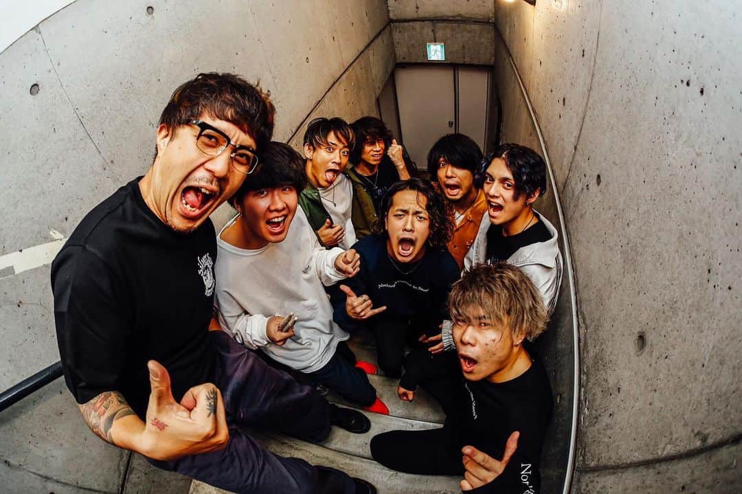 のインスタグラム：「札幌。By Your Side Tour ８日目。我々の札幌クロニクルを新たに更新できたよ。現状維持はしない、攻めの姿勢をくれた夜。ありがとう！  Photo by @nishimakitaichi  #CVLTE #nothingscarvedinstone」