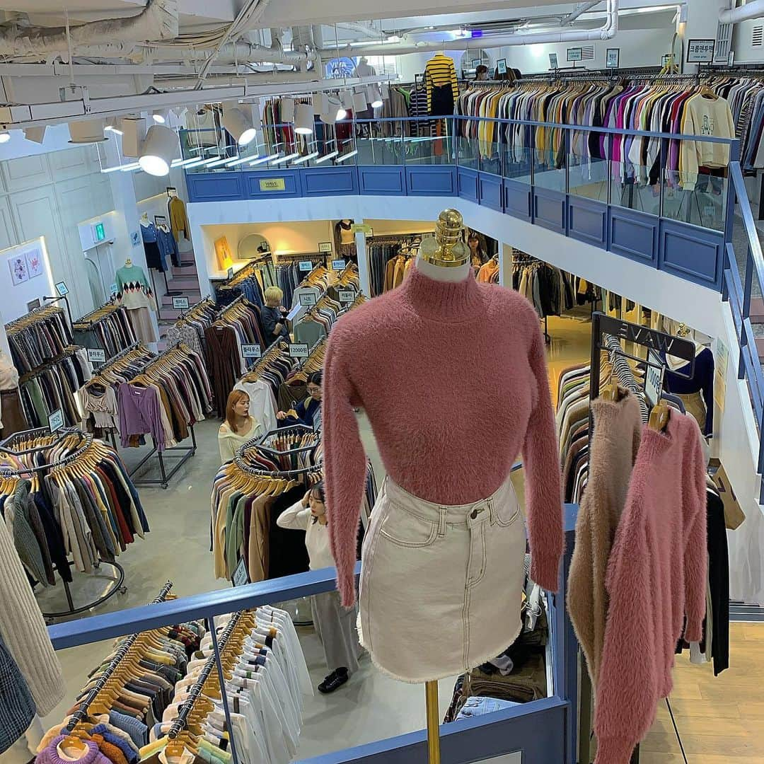 ゆうぴーまんさんのインスタグラム写真 - (ゆうぴーまんInstagram)「韓国の洋服屋さん🧩🇰🇷﻿ たくさん回れた〜〜〜！﻿ ﻿ 安価なやつからセレクトショップまで﻿ 服はもちろんお店も映えてた好こ﻿ ﻿ 買いすぎて自分がお店なんじゃないか﻿ ってくらい買ったのでまた紹介します👕﻿ ﻿」11月4日 13時10分 - yu_u_sb