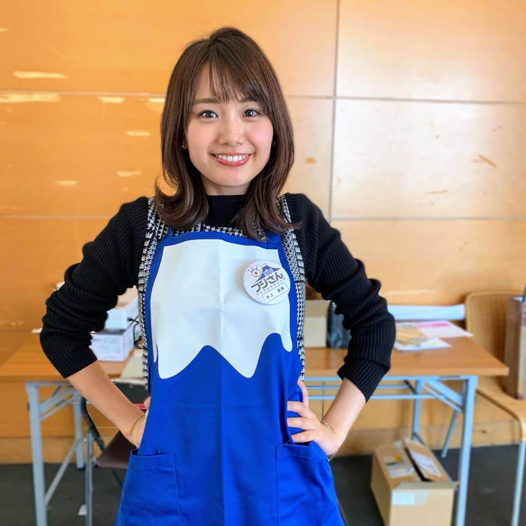 永尾亜子さんのインスタグラム写真 - (永尾亜子Instagram)「. 今年もアナウンサーカレンダーが発売されました✨ そしてカレンダーをたくさんの人に、手にとってもらうべく、 フジテレビショップ「フジさん」1日店長を務めました！ エプロンが意外と似合う酒主店長と やる気満々の井上店長も一緒に🥰 朝早くからたくさんの方に来ていただき大盛況でした。 ありがとうございました！  #酒主義久 #井上清華」11月4日 13時15分 - ako_nagao