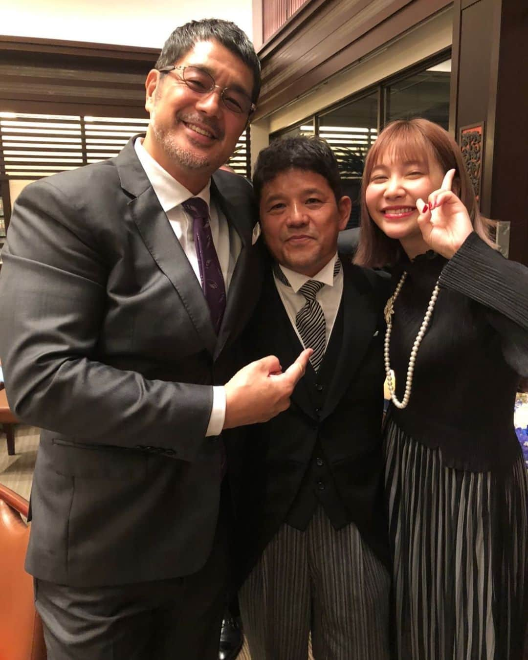 高田延彦さんのインスタグラム写真 - (高田延彦Instagram)「新郎の親父をちぁあぽんと挟んでハイポーズ(^^) #広島  #たっくん  #天野泰斉  #ちゃあぽん  #披露宴」11月4日 13時38分 - takada_nobuhiko